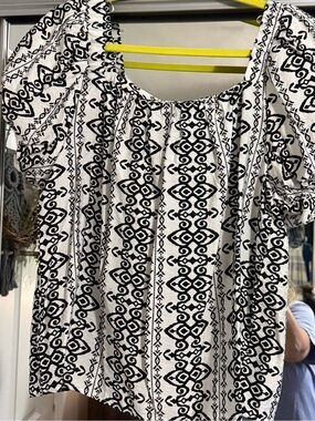 Sara Michelle Black and White Geometric Puffed Sleeve Top